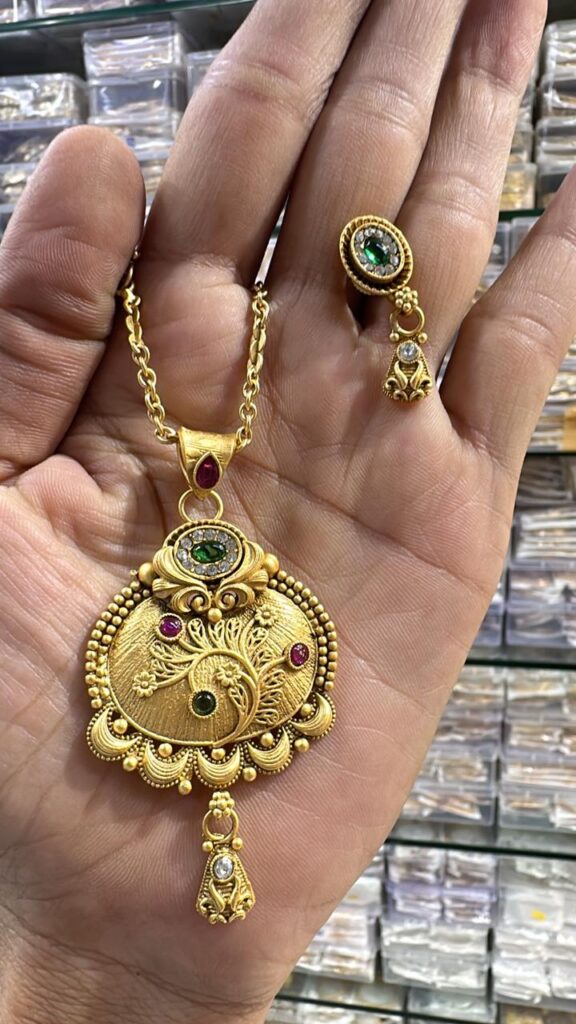 Golden Elements Pendent खूबसूरत गोल्डन एलिगेंस पेंडेंट सेटऔर परंपरा का संगम