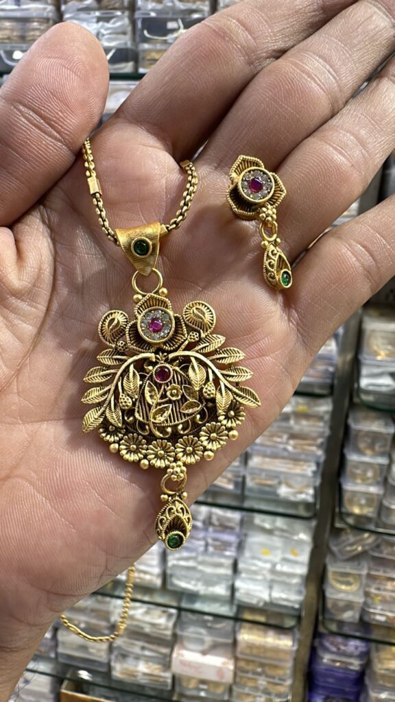 Golden Elements Pendent खूबसूरत गोल्डन एलिगेंस पेंडेंट सेटऔर परंपरा का संगम