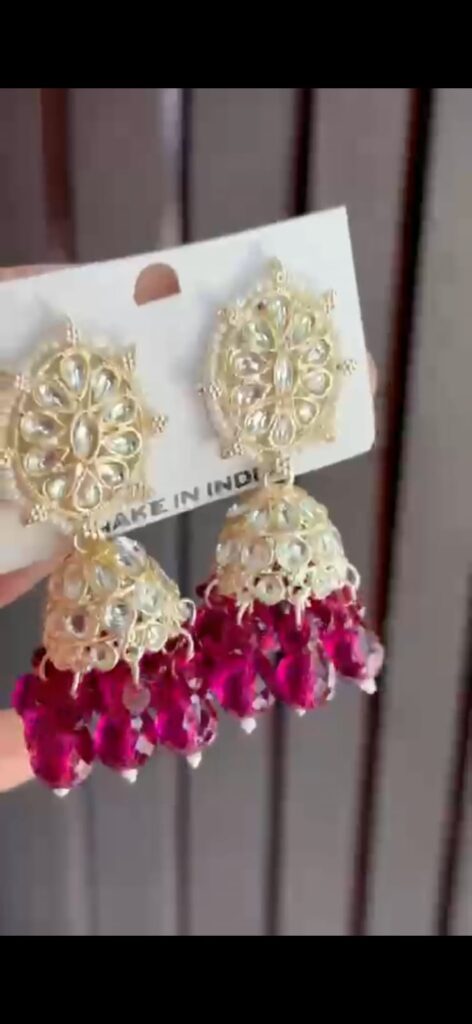 Latest Designer Earrings 2025 गहनों की दुनिया में अगर किसी एक चीज़ को हर महिला सबसे ज़्यादा पसंद करती है, तो वह हैं झुमके।
