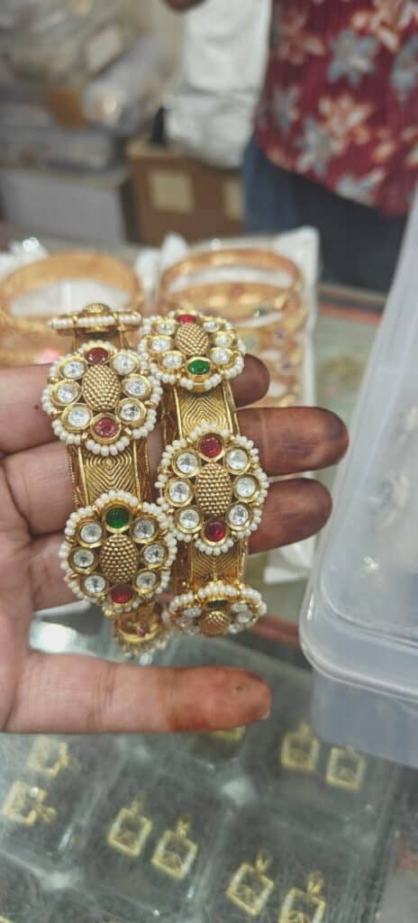 Latest Gold Bangle Designe 2025: सादगी और शाही अंदाज़ का बेहतरीन संगम