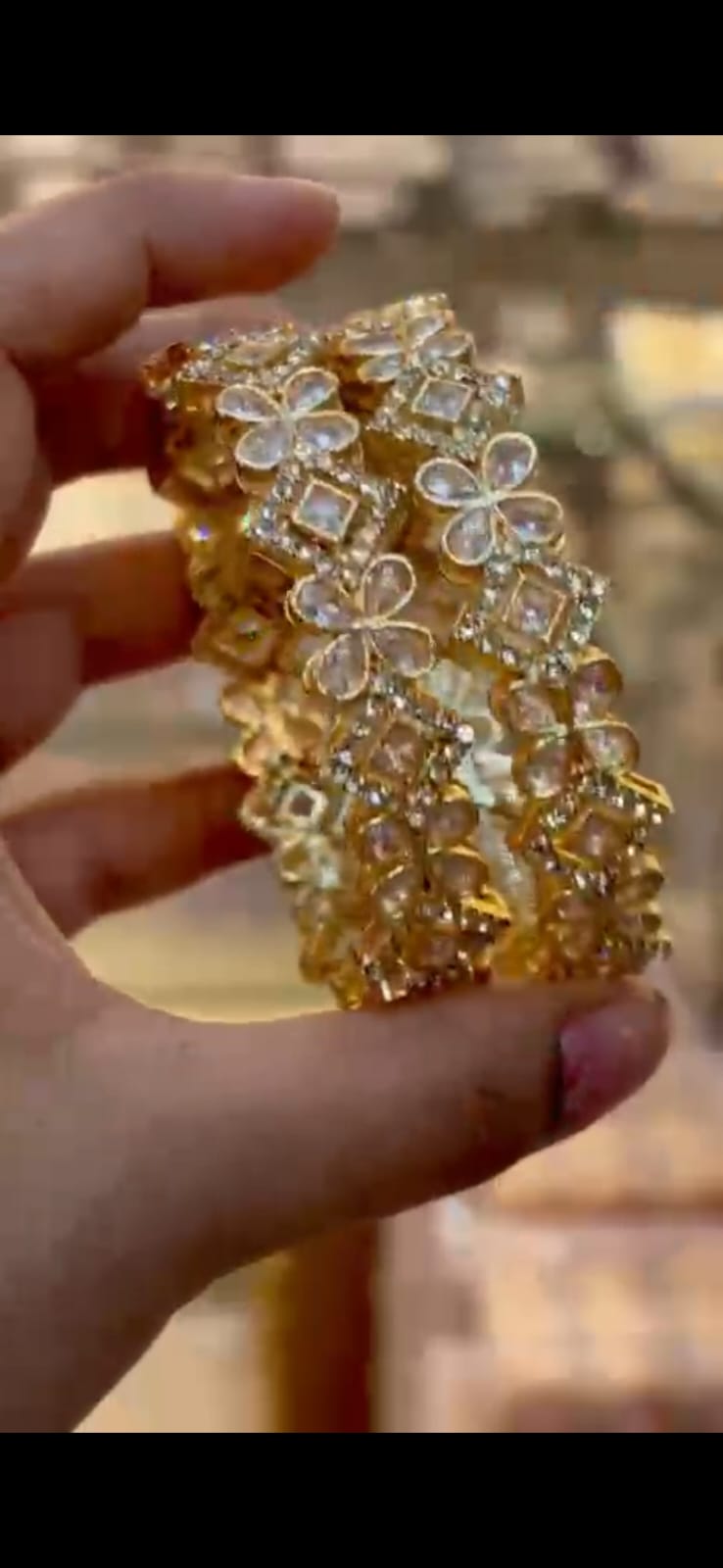 इस ब्रेसलेट की सबसे खास बात है इसका फ्लोरल डिज़ाइन, जो बाकी ज्वेलरी से अलग