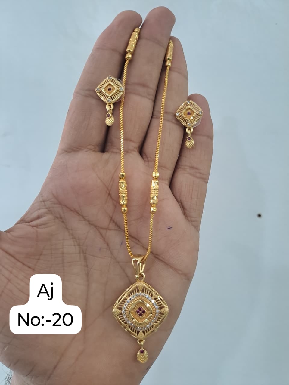 Gold Necklace Set 2025 शाही लुक देने वाला शानदार डिज़ाइन
