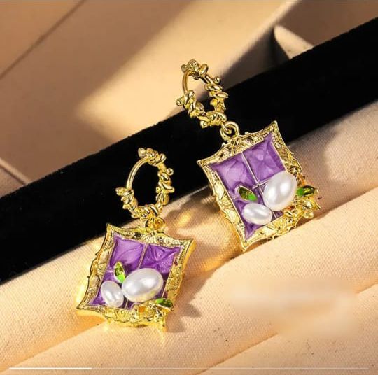 Pearl Floral Earrings फैशन की दुनिया में कुछ ऐसे ज्वेलरी पीस होते हैं जो हर युग, हर स्टाइल और हर मौके पर अपनी पहचान बनाए रखते हैं। उनमें से एक है पर्ल फ्लोरल