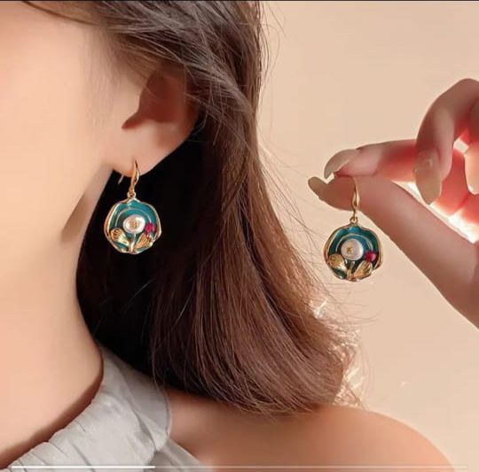 Pearl Floral Earrings फैशन की दुनिया में कुछ ऐसे ज्वेलरी पीस होते हैं जो हर युग, हर स्टाइल और हर मौके पर अपनी पहचान बनाए रखते हैं। उनमें से एक है पर्ल फ्लोरल