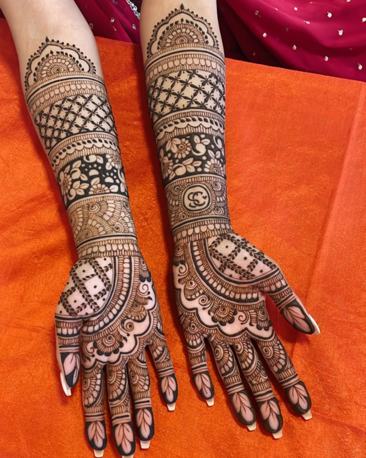 Bridal Arabic Mehndi Designs: पुराने मेहंदी डिजाइन से बोर हो गई हैं तो ट्राई करें ये नए ब्राइडल अरेबिक पैटर्न